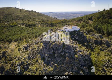 Drohnenansicht der Ermida da da Nossa Senhora da Penha in der Serra de Sao Mamede in Castelo de Vide, Portugal, Europa Stockfoto