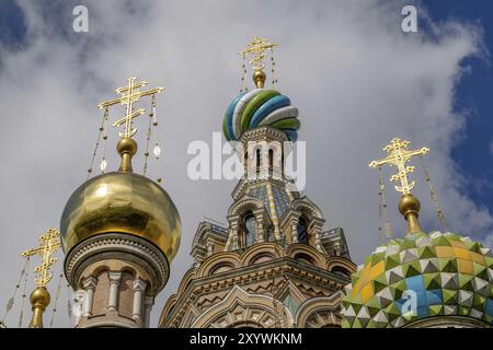 Detaillierte Ansicht der Zwiebelkuppeln einer russischen Kirche, verziert mit bunten Mustern und goldenen Kreuzen Stockfoto