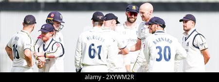 Birmingham, Großbritannien. 31. August 2024. #20, Olly Hannon-Dalby aus Warwickshire (3. Rechts) feiert, dass er sein 4. Wicket der Innings erobert, als er #34, Jack Leaning of Kent von lbw während des Spiels der Vitality County Championship Division One zwischen Warwickshire CCC und Kent CCC am Edgbaston Cricket Ground, Birmingham, England, am 31. August 2024 abweist. Foto von Stuart Leggett. Nur redaktionelle Verwendung, Lizenz für kommerzielle Nutzung erforderlich. Keine Verwendung bei Wetten, Spielen oder Publikationen eines einzelnen Clubs/einer Liga/eines Spielers. Quelle: UK Sports Pics Ltd/Alamy Live News Stockfoto