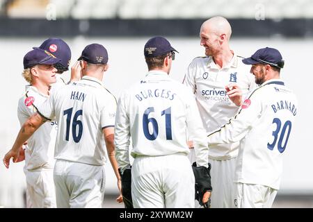 Birmingham, Großbritannien. 31. August 2024. #20, Olly Hannon-Dalby aus Warwickshire (2. Rechts) feiert, dass er sein 4. Wicket der Innings erobert, als er #34, Jack Leaning of Kent von lbw während des Spiels der Vitality County Championship Division One zwischen Warwickshire CCC und Kent CCC am Edgbaston Cricket Ground, Birmingham, England, am 31. August 2024 abweist. Foto von Stuart Leggett. Nur redaktionelle Verwendung, Lizenz für kommerzielle Nutzung erforderlich. Keine Verwendung bei Wetten, Spielen oder Publikationen eines einzelnen Clubs/einer Liga/eines Spielers. Quelle: UK Sports Pics Ltd/Alamy Live News Stockfoto