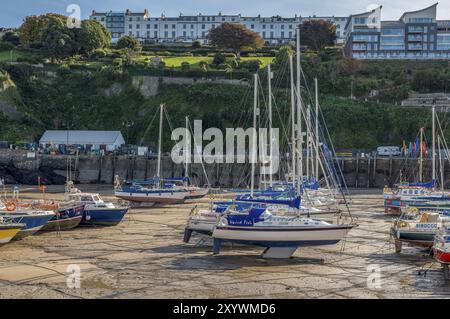 Ilfracombe, Devon, England, Vereinigtes Königreich, 28. September, 2018: Blick vom Quay über den Hafen in Richtung Hillsborough Terrace Stockfoto