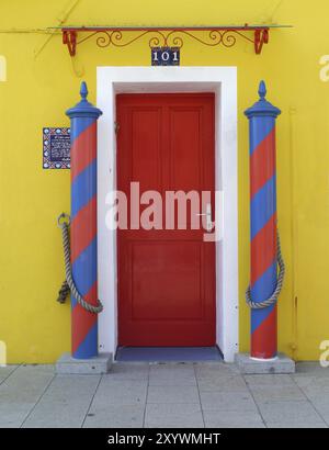 Eingangstür in gelber Fassade auf Burano Stockfoto