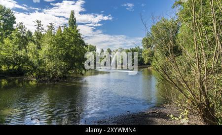 Blick auf den Teich des Parks in Sterkrade, Oberhausen, Nordrhein-Westfalen, Deutschland, Europa Stockfoto