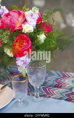 Tischdekoration im Vintage-Stil ist mit Blumen in rosa und blauen Farben dekoriert. Stockfoto