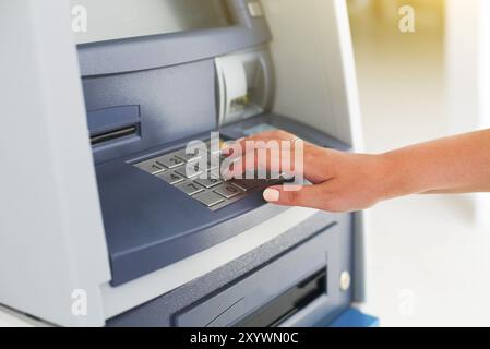 Junge touristische Frau mit Banken- Maschine. Nahaufnahme Stockfoto