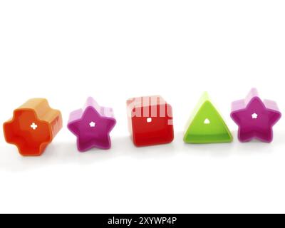 Formen aus Plastik, Spielzeug für Kinder, isoliert gegen Weiß Stockfoto