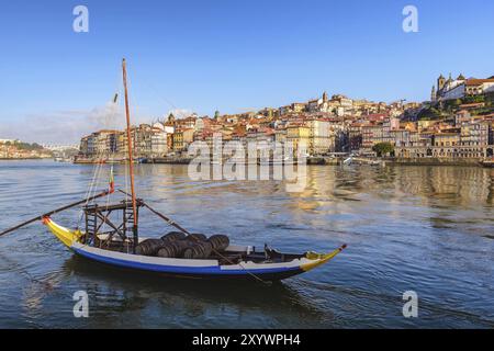 Porto Portugal City Skyline in Porto Ribeira und den Fluss Douro mit Rabelo Wein Boot Stockfoto