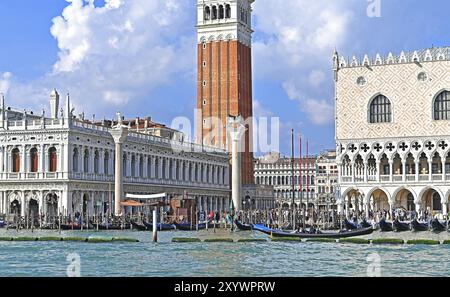 Piazetta, Campanile und Palazzo Ducale vom Bacino San Marco aus gesehen Stockfoto