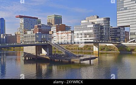 Gebäude im Hafen, Gebäude im Hafen und am Steg Stockfoto