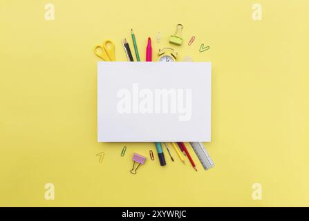 Zurück zur Schule konzeptionelle Wohnung lag mit verschiedenen Büromaterial-Objekte und kopieren Raum für Text. Konzept für Schüler der Grund- und Sekundarstufe. Stockfoto
