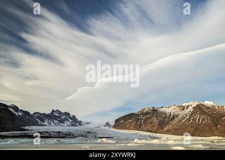 Wolkenbildung über dem Skaftafell-Gletscher im Vatnajokull-Nationalpark, Island, Europa Stockfoto