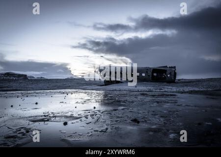 Flugzeugwrack, gekrabbeltes Flugzeug am gefrorenen Solheimasandur Strand im Winter mit Schnee in Island Stockfoto