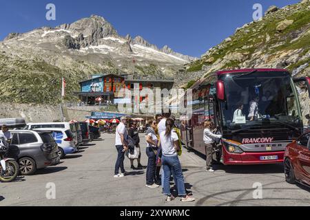 Belvedere Eisgrotte am Rhonegletscher, ein Magnet für Touristen aus aller Welt. Furka Pass in den Schweizer Alpen. Obergoms, Kanton Wallis, Switz Stockfoto