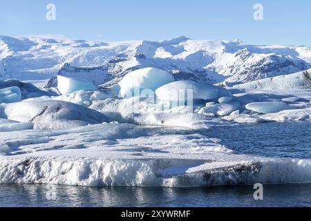 Wunderschöne Landschaft mit schwimmenden Eisbergen in der Gletscherlagune Jokulsarlon in Island Stockfoto