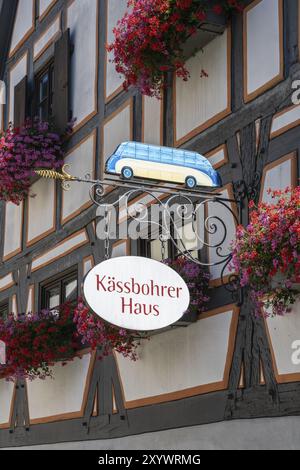 Nasenschild am Kaessbohrer-Haus im Fischerviertel, Stammhaus von Karl Kaessbohrer, Gründer der späteren Fahrzeugwerke, Ulm, B. Stockfoto