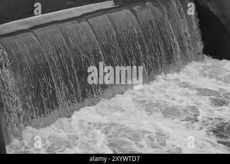 Weir auf einem kleinen Fluss Weir auf einem kleinen Fluss Stockfoto