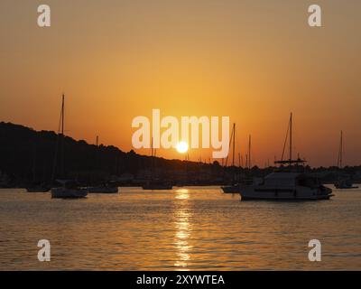 Abendliche Atmosphäre im Hafen, Boote und Segelschiffe, Sonnenuntergang, Murter Hafen, Murter, Kroatien, Europa Stockfoto