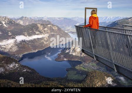 Ein Wanderer steht auf dem 5-Finger-Aussichtspunkt. Blick vom Dachstein Krippenstein zum Hallstättersee. Hallstatt links, Obertraun rechts. Autum Stockfoto