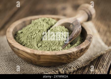 Haufen von Stevia (Pulver) auf einem alten Holztisch (Nahaufnahme) Stockfoto