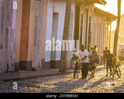 Trinidad, Kuba am 29. Dezember 2015: Das warme Licht des Sonnenuntergangs scheint auf den Straßen des Stadtzentrums in der kubanischen Stadt Trinidad, einer einzigartigen lateinischen Amer Stockfoto