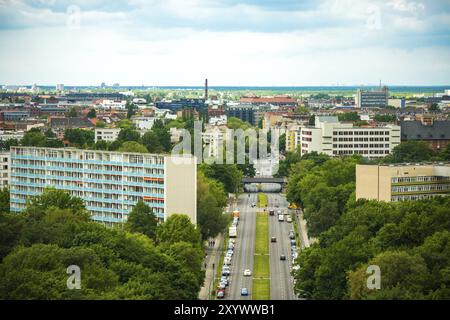 Straße, die durch den großen Tiergarten in Berlin führt Stockfoto