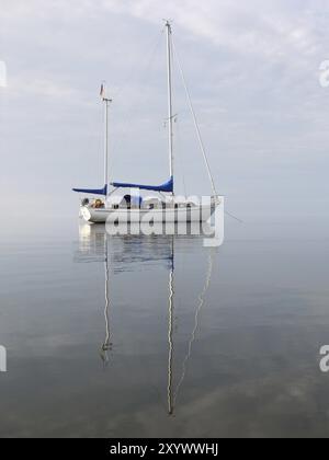 Chari-La, unser Vindoe 50 SL Ketch liegt in einer wunderschönen Bucht namens Sloeingen im See Vaenern. Ein Vindoe 50 sl Ketch, ankert in einer wunderschönen Lagune Stockfoto