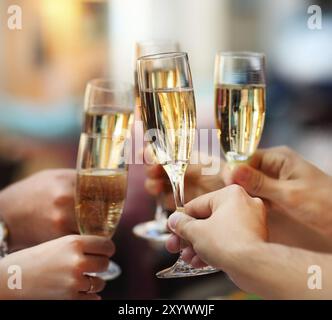 Fest. Menschen halten Gläser Champagner macht einen toast Stockfoto