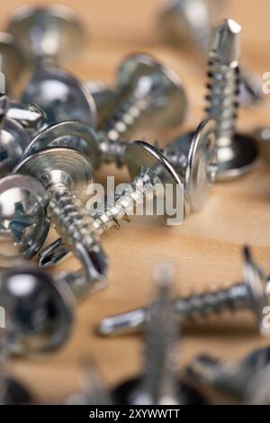 Selbstschneidende Stahlschrauben , selbstschneidende Schrauben zum Befestigen von Gegenständen an Holzgegenständen Stockfoto