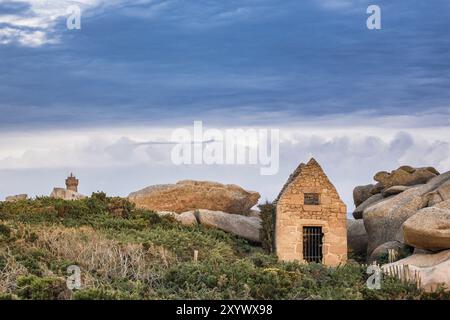 Gebäude in der Bretagne in der Nähe von Ploumanac?h Stockfoto