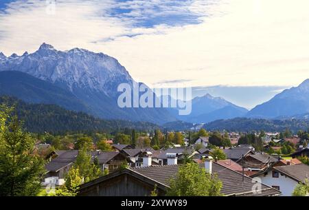 Gemütliches Städtchen Wallgau in den Bayerischen Alpen Stockfoto