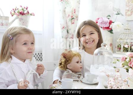 Zwei kleine süße Schwestern spielt auf Tee-Partys Stockfoto