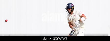 Birmingham, Großbritannien. 31. August 2024. #9, Grant Stewart aus Kent im Kampf mit dem Fledermaus während des Spiels der Vitality County Championship Division One zwischen Warwickshire CCC und Kent CCC am 31. August 2024 im Edgbaston Cricket Ground, Birmingham, England. Foto von Stuart Leggett. Nur redaktionelle Verwendung, Lizenz für kommerzielle Nutzung erforderlich. Keine Verwendung bei Wetten, Spielen oder Publikationen eines einzelnen Clubs/einer Liga/eines Spielers. Quelle: UK Sports Pics Ltd/Alamy Live News Stockfoto