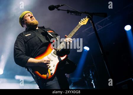 Beal, Großbritannien. 30. August 2024. Tom Walker tritt beim Lindisfarne Festival auf, das jährlich auf der Beal Farm an der Northumberland Coast stattfindet. Foto: Thomas Jackson/Alamy Live News Stockfoto