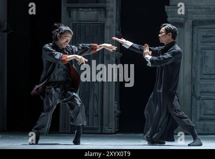 Sadlers Wells, London, Großbritannien. August 2024. Die Kampfszene (Performer Praying Mantis Master - He Junbo; Tai Chi Master - Zhang Zhenguo): Wing Chun – Eine Fusion aus zeitgenössischem Tanz, Drama und Kampfkunst erzählt die wahre Geschichte von Großmeister Yip man, Trainer von Bruce Lee, choreografiert von Han Zhen und Zhou Liya und geschrieben von Feng Shuangbai. Vom 30. August bis 7. September erzählt das Spektakel die Geschichte des 300-jährigen Kampfkunst Wing Chun und des Mannes, dem es zugeschrieben wird, es in die Welt zu bringen, Großmeister Yip man, der Mann, der Bruce Lee trainierte. Quelle: Malcolm Park/Alamy Live News Stockfoto