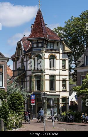 Alkmaar, Niederlande, Juni 2021. Alte Villen im Zentrum von Alkmaar. Stockfoto