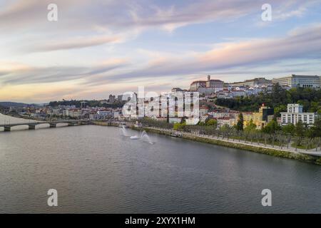 Coimbra Drohne Luftbild Stadt bei Sonnenuntergang mit Mondego Fluss und schönen historischen Gebäuden, in Portugal Stockfoto