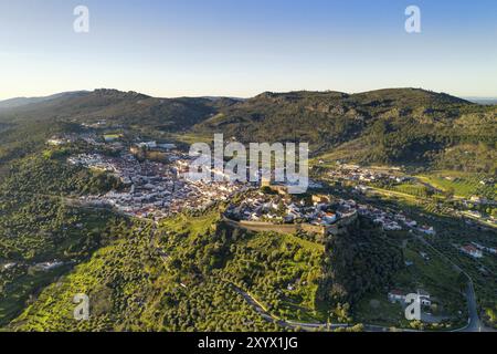 Castelo de Vide Drohne Luftaufnahme in Alentejo, Portugal von der Serra de Sao Mamede Berge Stockfoto