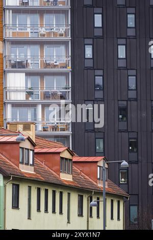 Altes Apartmentgebäude vor einem neuen Hochhaus Stockfoto