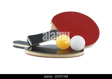 Zwei Tischtennisschläger und eine Tischtennisbälle isoliert auf weißem Hintergrund, Tischtennisausrüstung Stockfoto