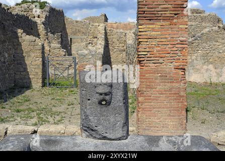 Wasserrinne in Form einer Skulptur am Straßenrand Stockfoto