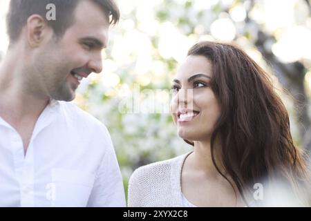 Junges Paar in der Liebe haben Sie Spaß in der Natur Stockfoto