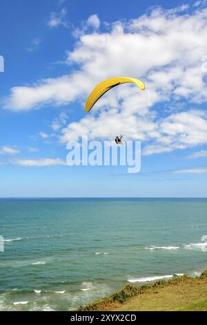 Paragliding-Flug am Meer auf dem Hügel Leuchtturm in Torres, Rio Grande do Sul Stockfoto