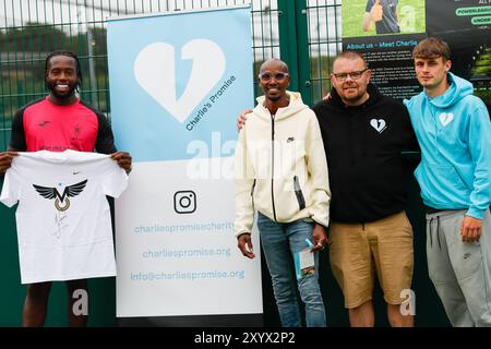 Nallhead Road, Feltham. 31. August 2024. Sir Mo Farah besuchte heute Morgen das Power League Football Center, um Charlie's Versprechen zu unterstützen, eine Wohltätigkeitsorganisation, die gegründet wurde, um über die Gefahren von Messerverbrechen in Großbritannien aufzuklären. Die Wohltätigkeitsorganisation wurde von Martin und Tara Cosser ins Gedenken an ihren Sohn Charlie gegründet, der sein Leben durch Messerverbrechen verlor, nachdem er im Juli 2023 auf einer Party in Warnham, Sussex, erstochen wurde. Quelle: james jagger/Alamy Live News Stockfoto