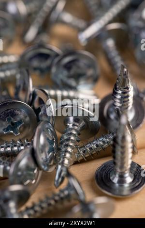 Selbstschneidende Stahlschrauben , selbstschneidende Schrauben zum Befestigen von Gegenständen an Holzgegenständen Stockfoto