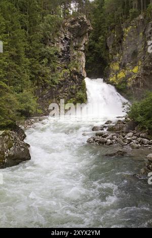 Tosender Wasserfall in den Bergen Stockfoto