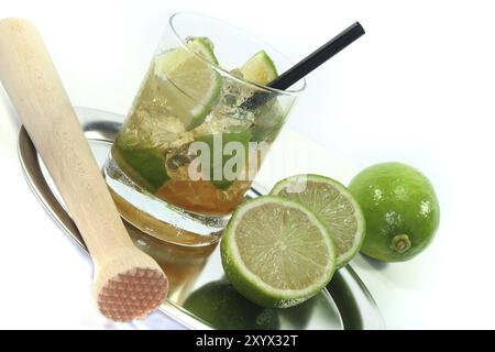 Caipirinha auf einem Tablett mit frischen Limetten Stockfoto