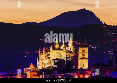 Kathedrale von Mallorca mit dem puig Galatzo im Hintergrund, 13. Jahrhundert, historisch-künstlerisches Denkmal, Palma, mallorca, balearen, spanien Stockfoto