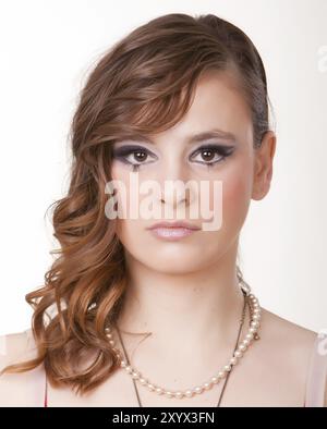 Porträt einer schönen jungen Frau mit langen braunen Haaren Stockfoto