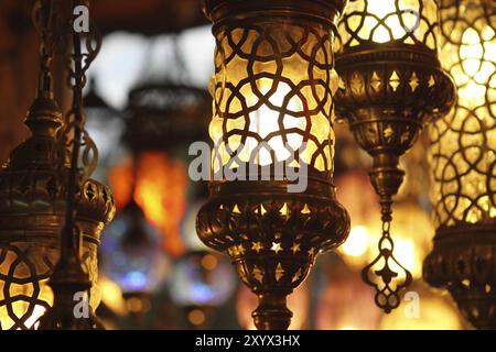 Traditionelle Vintage türkische Lampen über hellem Hintergrund in der Nacht Stockfoto