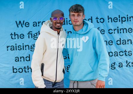 Nallhead Road, Feltham. 31. August 2024. Sir Mo Farah besuchte heute Morgen das Power League Football Center, um Charlie's Versprechen zu unterstützen, eine Wohltätigkeitsorganisation, die gegründet wurde, um über die Gefahren von Messerverbrechen in Großbritannien aufzuklären. Die Wohltätigkeitsorganisation wurde von Martin und Tara Cosser ins Gedenken an ihren Sohn Charlie gegründet, der sein Leben durch Messerverbrechen verlor, nachdem er im Juli 2023 auf einer Party in Warnham, Sussex, erstochen wurde. Quelle: james jagger/Alamy Live News Stockfoto